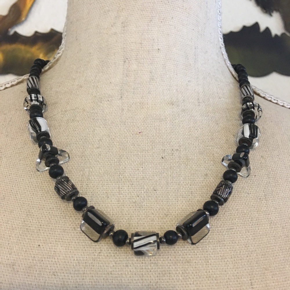 Vintage black/white glass and bakelite necklace